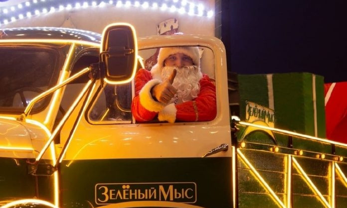По Одессе и пригородам колесит новогодний грузовик с Санта Клаусом 