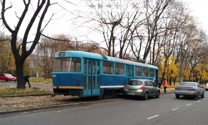Авария возле Пищевой академии: автомобиль «прильнул» к  трамваю