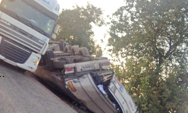 Авария: перевернулся многотонный грузовик