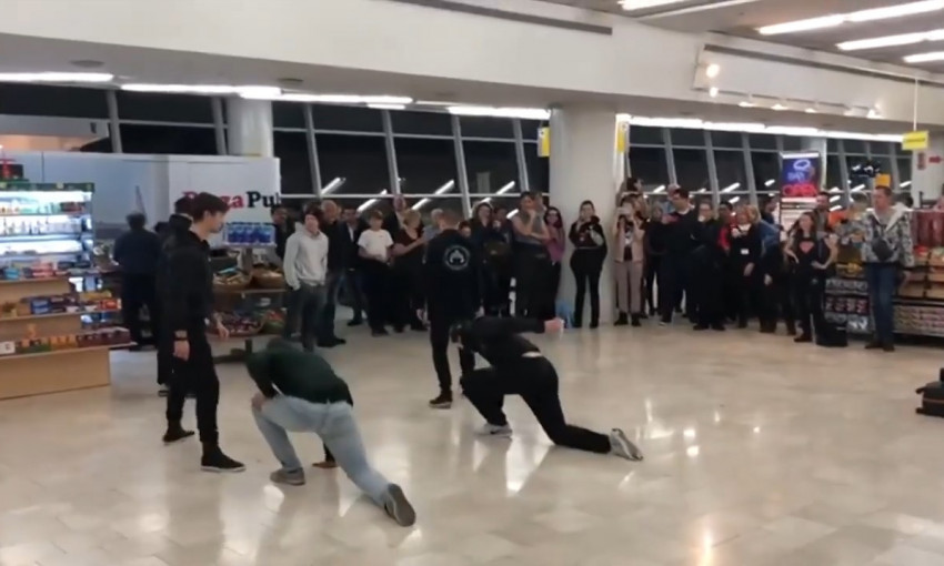 «Вишенкой» в конце тура одесситов в США стал Танец Фурий в американском аэропорту