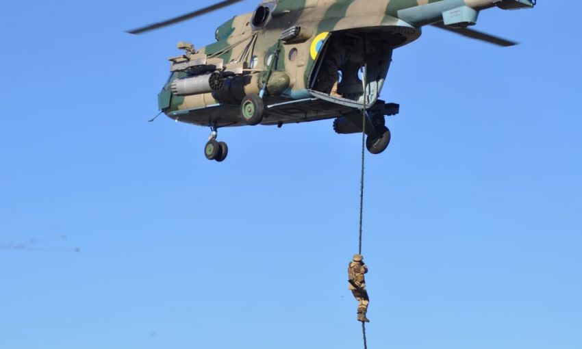 В Одесской области десантники учились спускаться с вертолета по канату