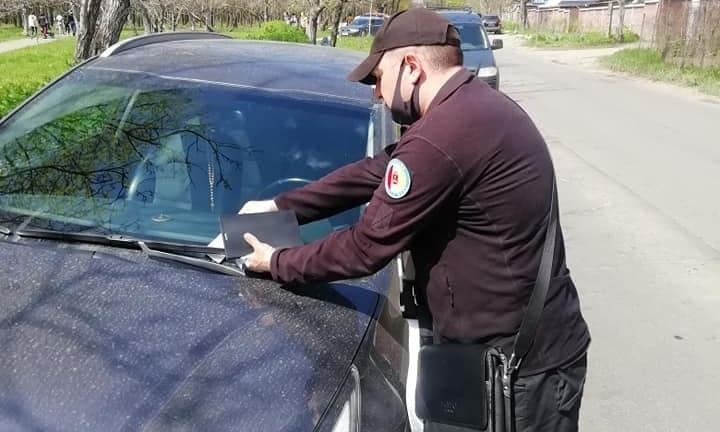 В Одессе водителей штрафуют за стоянку на газонах 
