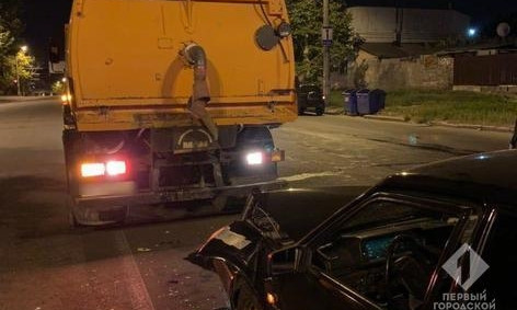 В Одессе любитель скорости врезался в грузовик 