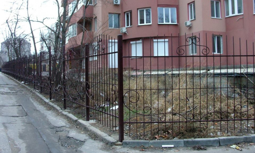 В Одессе застройщики застроили тротуар (ФОТО)
