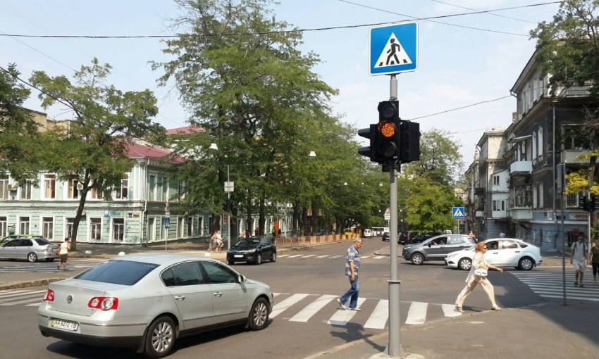 На перекрестке в центре Одессы установили новый светофор