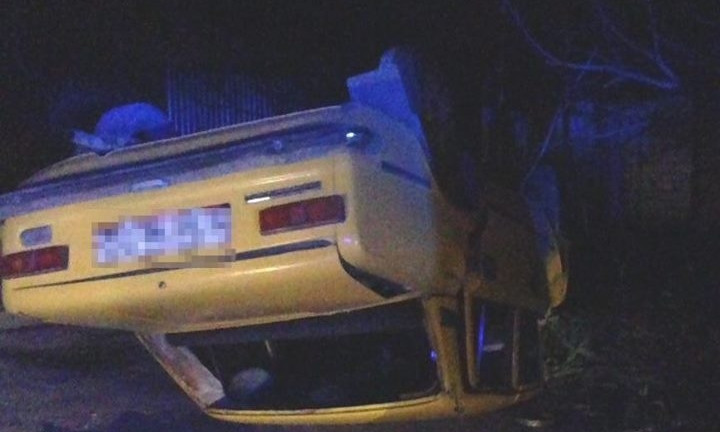 Пьяный водитель устроил  ночные гонки и перевернул свой автомобиль