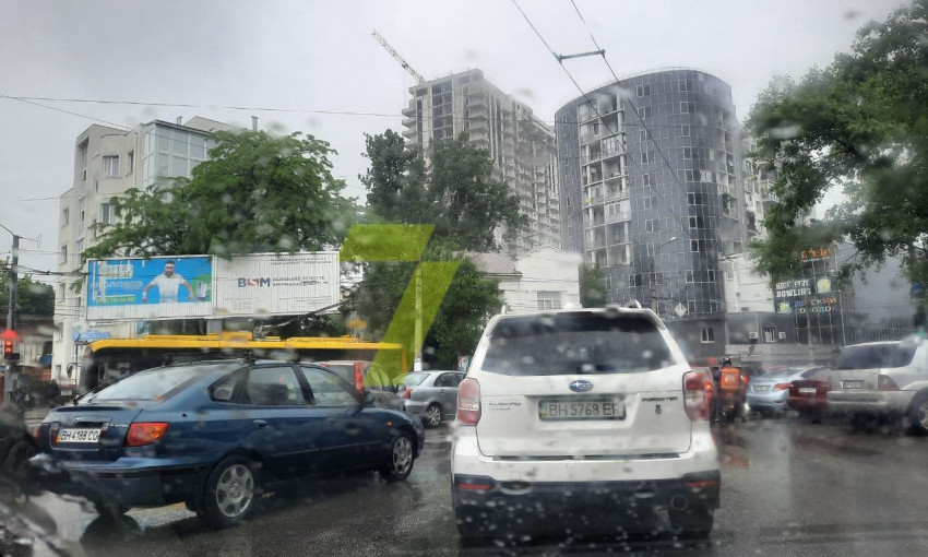 Одесса в заторах – непогода устроила потоп на дорогах 