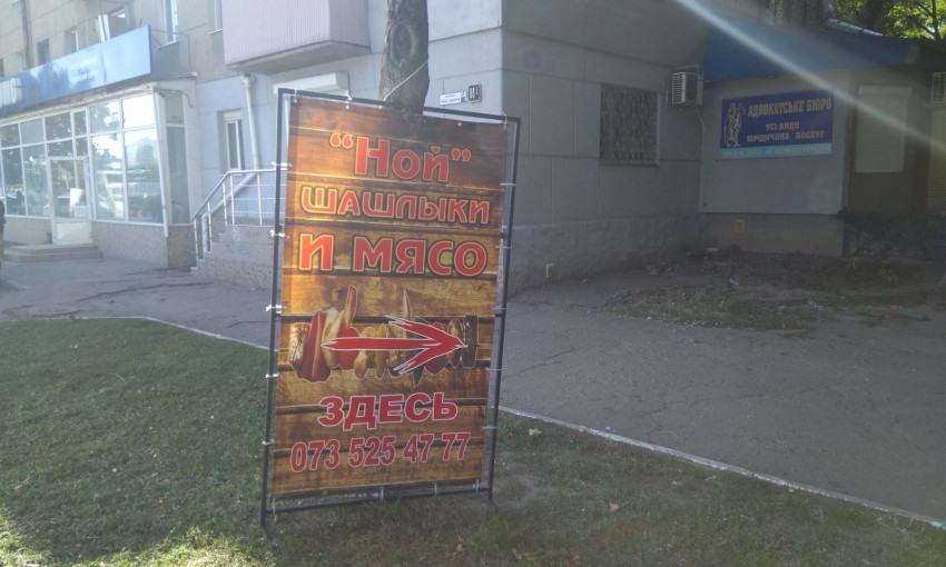 В Одессе демонтируют рекламные конструкции 