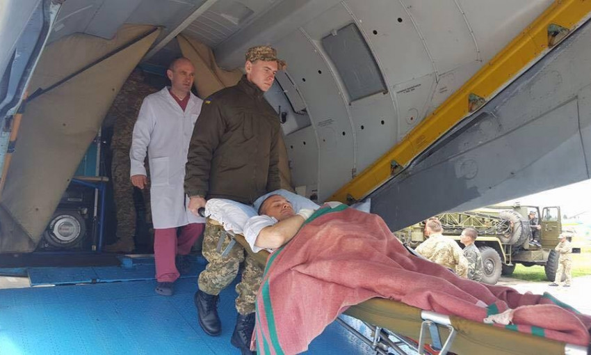 Самолет с раненными бойцами АТО прибыл в Одессу