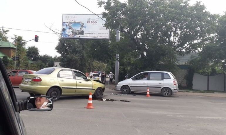 Утреннее ДТП в Одессе образовало огромную пробку на Щорса