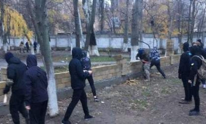 Одесские националисты снесли забор (ВИДЕО)