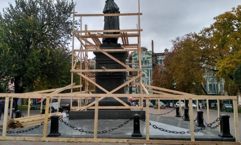 На Соборной площади начали реставрацию памятника Воронцову