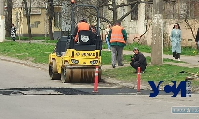 На месте утреннего ДТП в Одессе коммунальщики быстро отремонтировали яму 