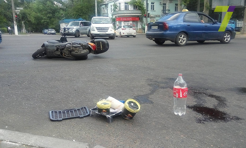 На Адмиральском проспекте автомобиль сбил мопед, есть пострадавшие