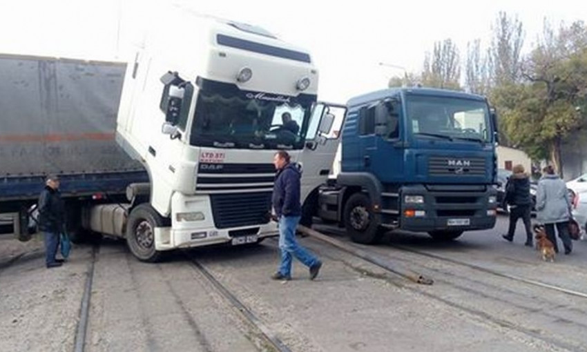 На посёлке Котовского образовалась пробка из-за сломанного грузовика