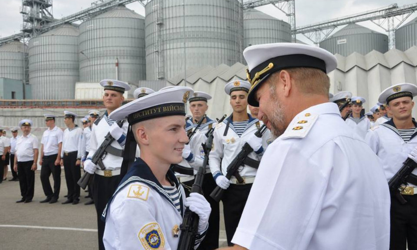 У Одесской морской академии образовался провал на дороге