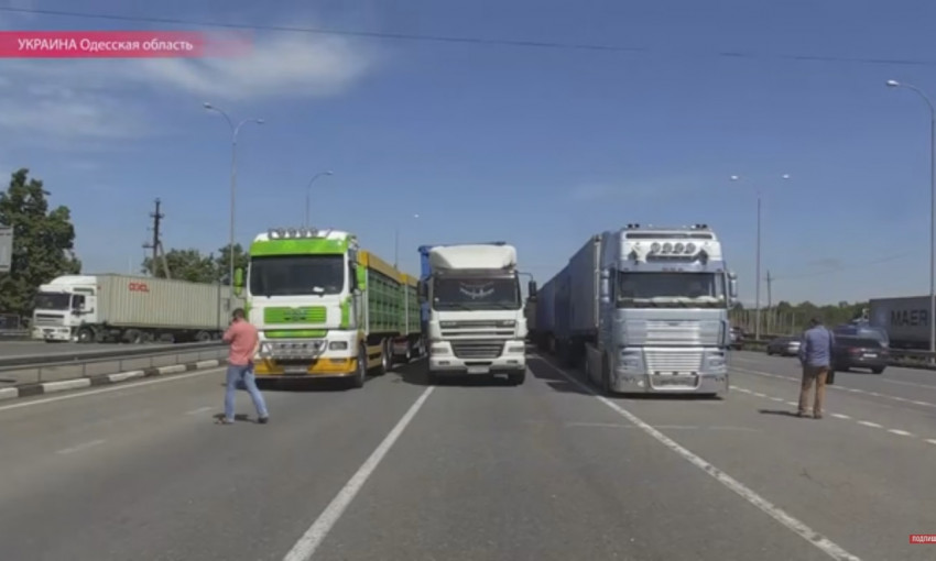 На трассе Одесса-Киев протестуют дальнобойщики