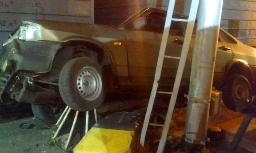 В Черноморске на паромной переправе автомобиль наехал на металлическую опору