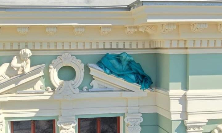 Бутылколикая статуя на доме Руссова осталась без головы 