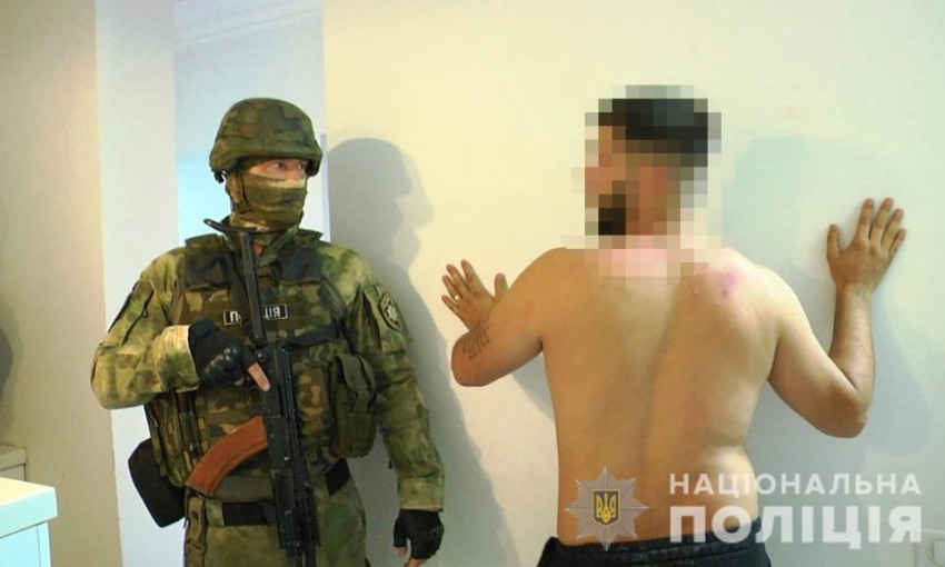 Незаконная легализация иностранцев: в Одессе задержали банду