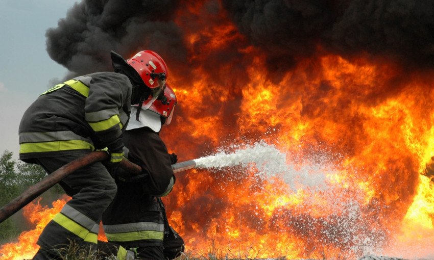 Пожар:  вдоль трассы Одесса-Киев горят кустарники и сухая трава