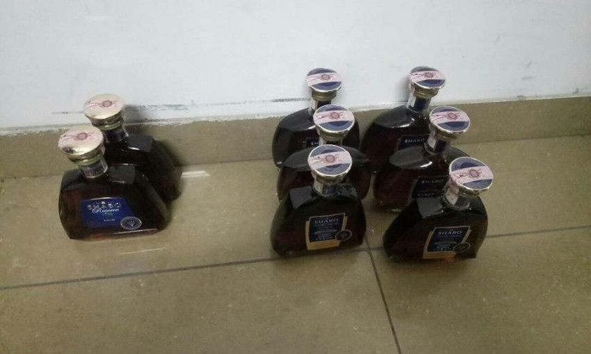 Одесситка намеревалась украсть из магазина несколько бутылок коньяка