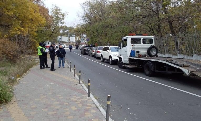 В Одессе эвакуировали неправильно припаркованные авто 