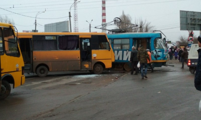 В Одессе произошло массовое ДТП с участием маршруток и трамвая