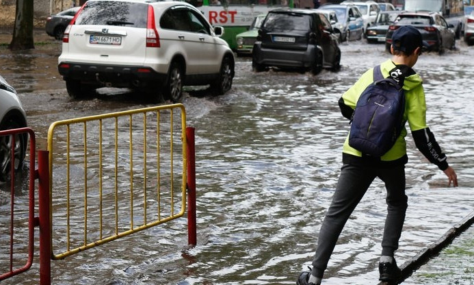 В Одессе ливень затопил улицы: патрульные называют проблему незначительной