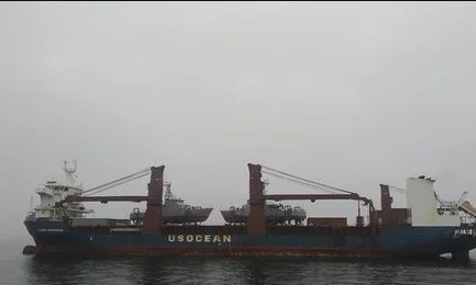 В Одессу пришел сухогруз с катерами для украинских ВМС 