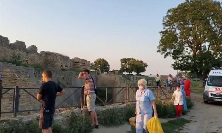 В Белгороде-Днестровском мужчина свалился с внешней стены крепости в ров