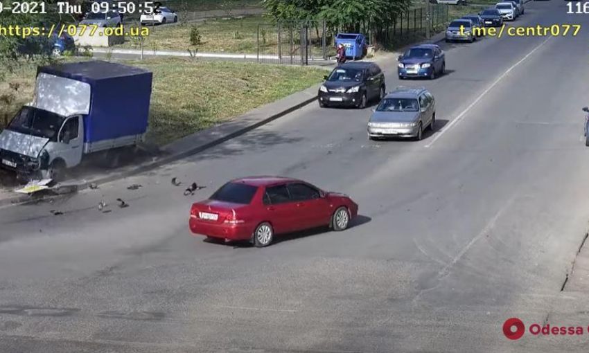 В Одессе грузовик снес светофор