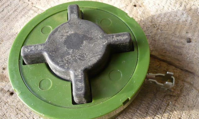 В Одессе на крыше жилого дома обнаружили четыре противопехотные мины