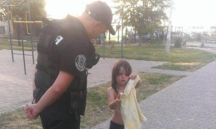 На улице маленькая девочка сбежала от мамы, её нашла полиция