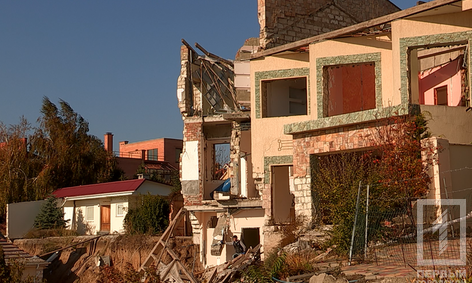 В Черноморске жилой дом провалился под землю