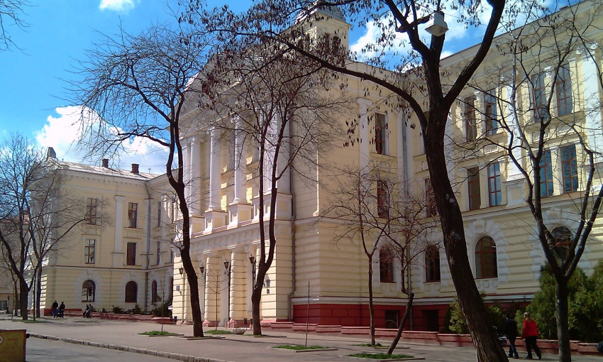 Запорожан заблокировал выплату стипендий и зарплат в Одесском медине (ФОТО)