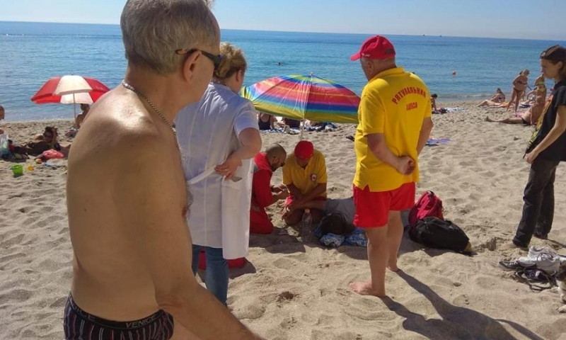 Двум отдыхающим на берегу Одессы была предоставлена помощь