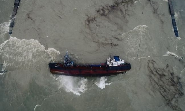 Нефтепродукты с танкера достигли пляжа 
