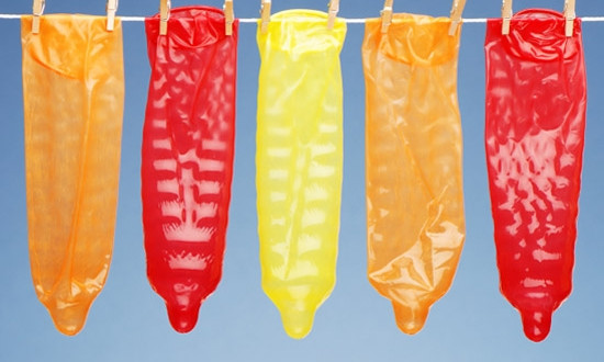 Наркодиллеров, продававших опий в презервативах, взяли под стражу