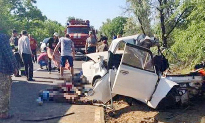 Ужасная трагедия на трассе: машина всмятку, четыре человека погибли (фото 18+)