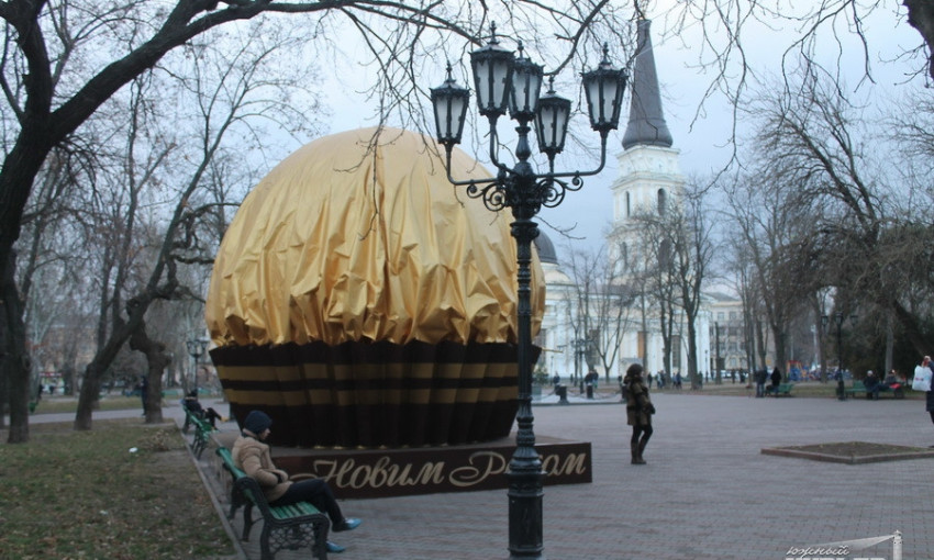 В центре Одессы установили гигантскую конфету