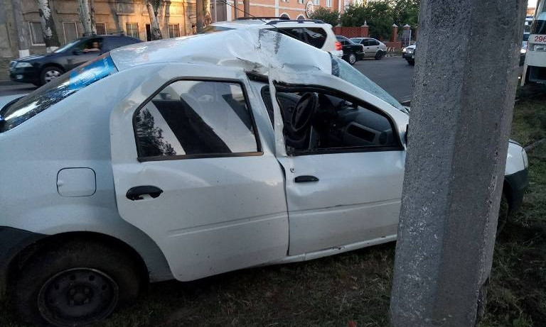 Серьёзная авария на Ярмарочной:  автомобиль врезался в столб