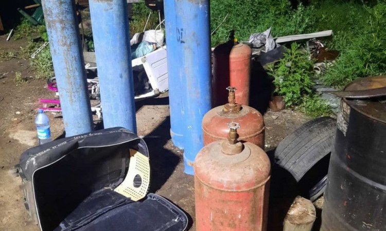 Одесские спасатели предотвратили взрыв газовых баллонов, вынеся их с горящего склада 