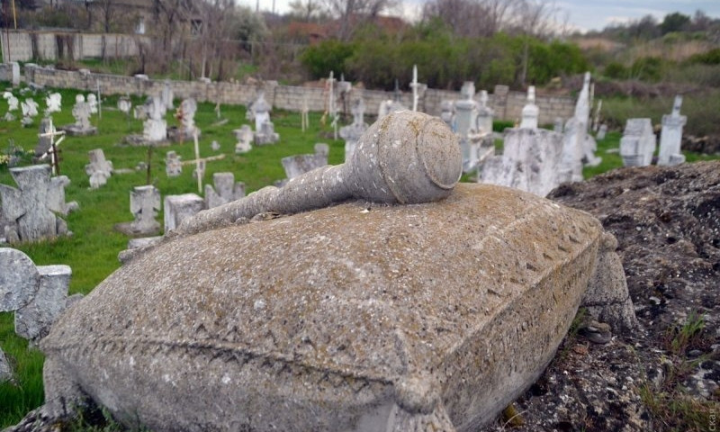На Одесском кладбище пьяная бабушка потеряла двухлетнего ребенка