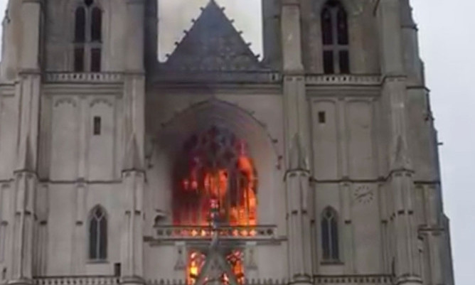 Во Франции горел знаменитый готический собор 