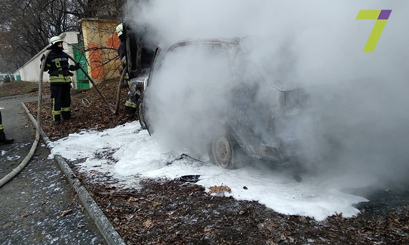 В Одессе горел легковой автомобиль (ФОТО, ВИДЕО)