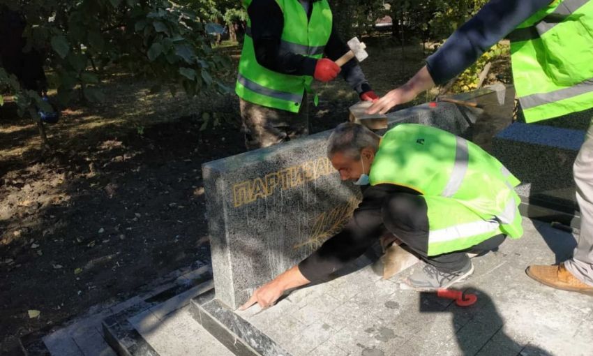 Проявление «уважения» к истории: неизвестные хулиганы разрушили памятник партизанам