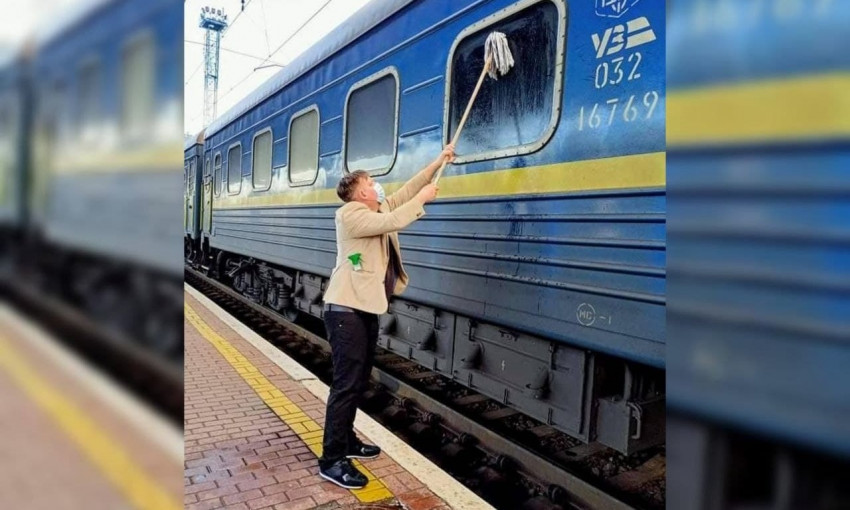 Датский журналист не выдержал и помыл окно в поезде Киев – Измаил 