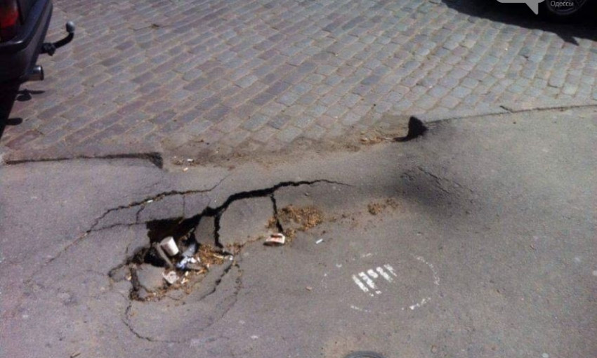 Провал в центре города: на пешеходной зоне образовалась огромная яма