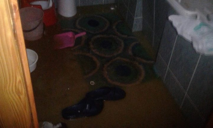 Жителей одной из квартир Киевского района затопило фекалиями (ФОТО)